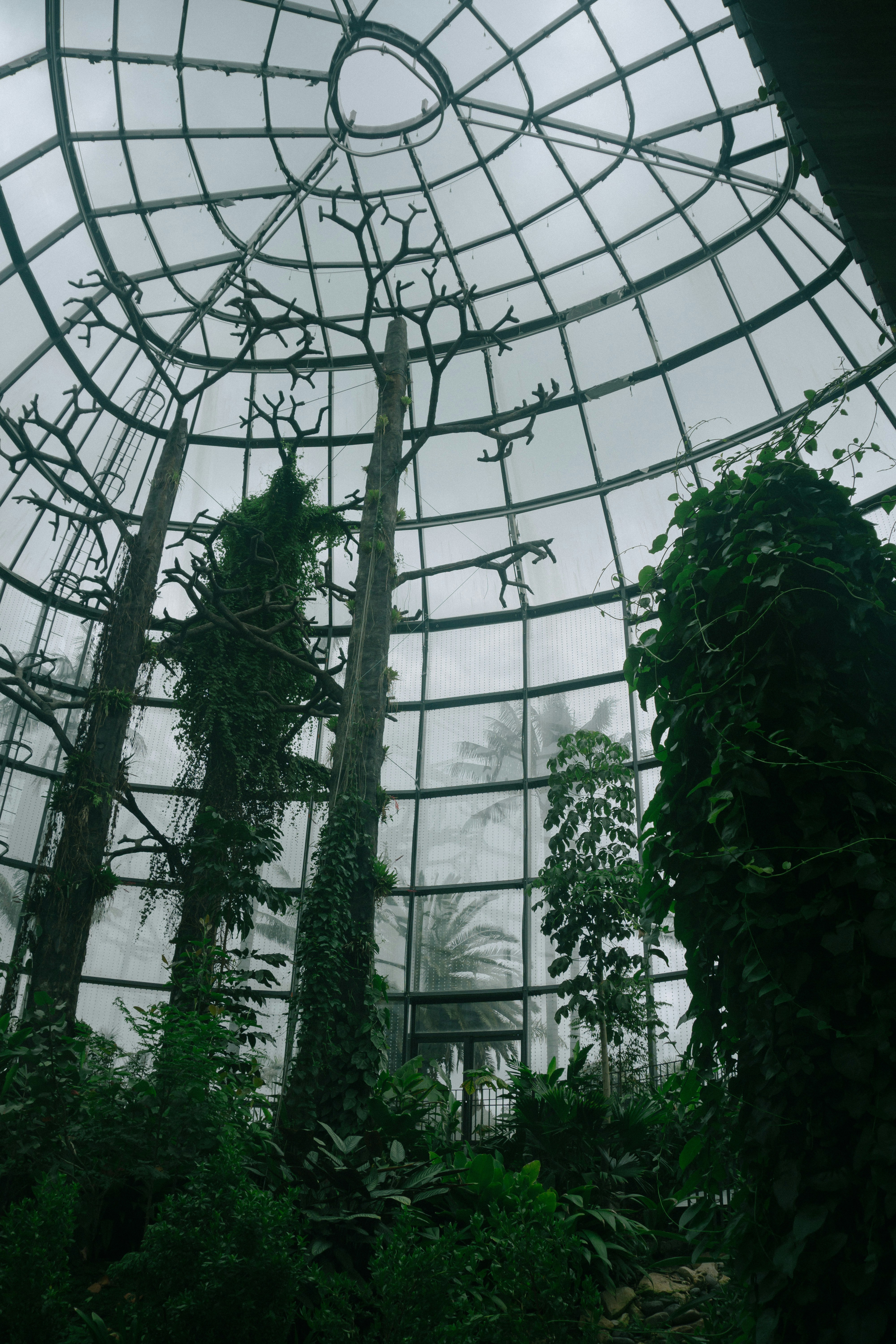 Detalle de arquitectura bioclimática con materiales naturales