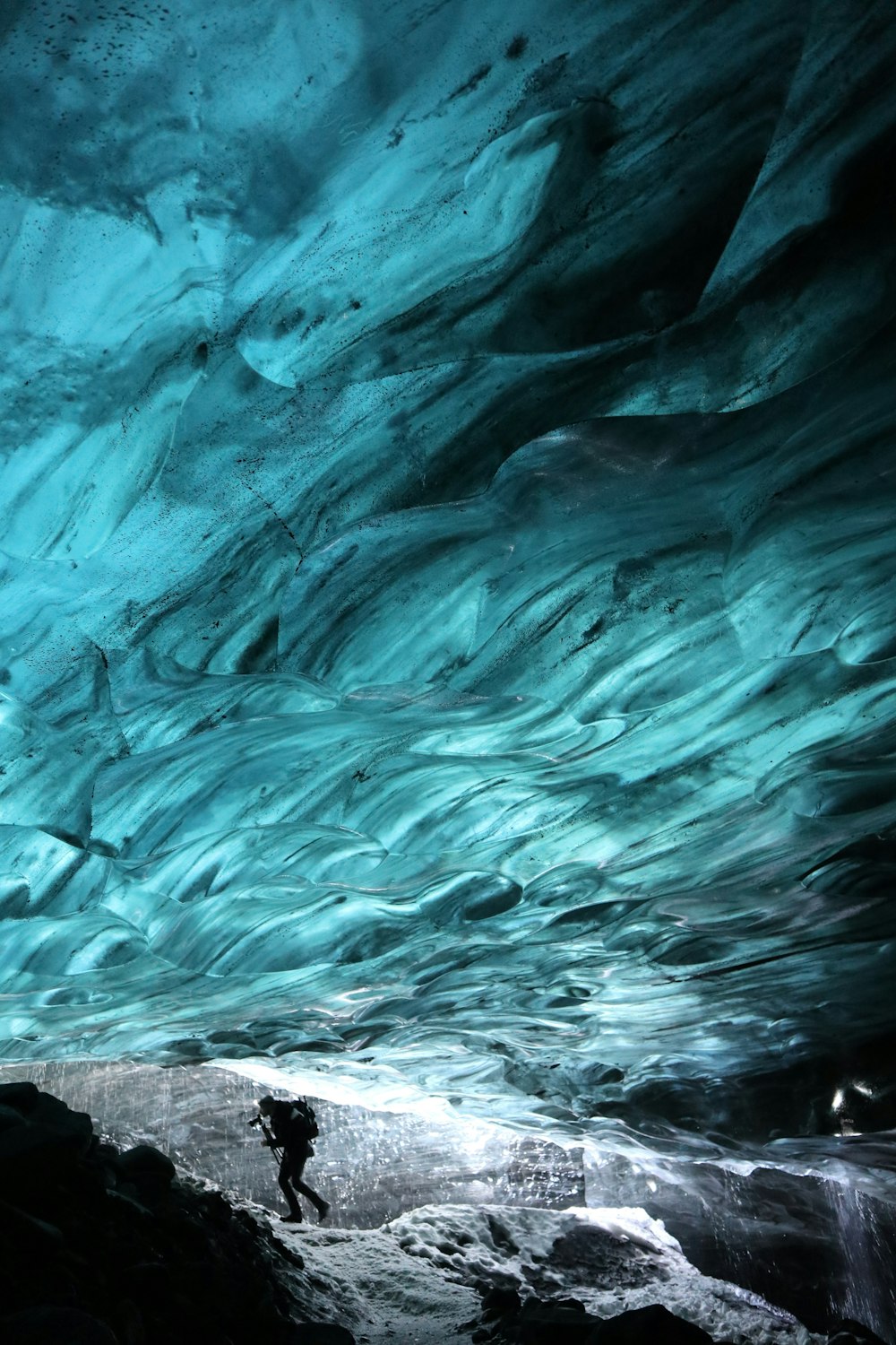 Un uomo in piedi in una grotta sotto un cielo blu