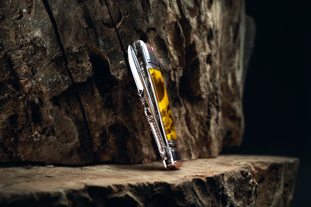 나무 조각 위에 앉아있는 펜