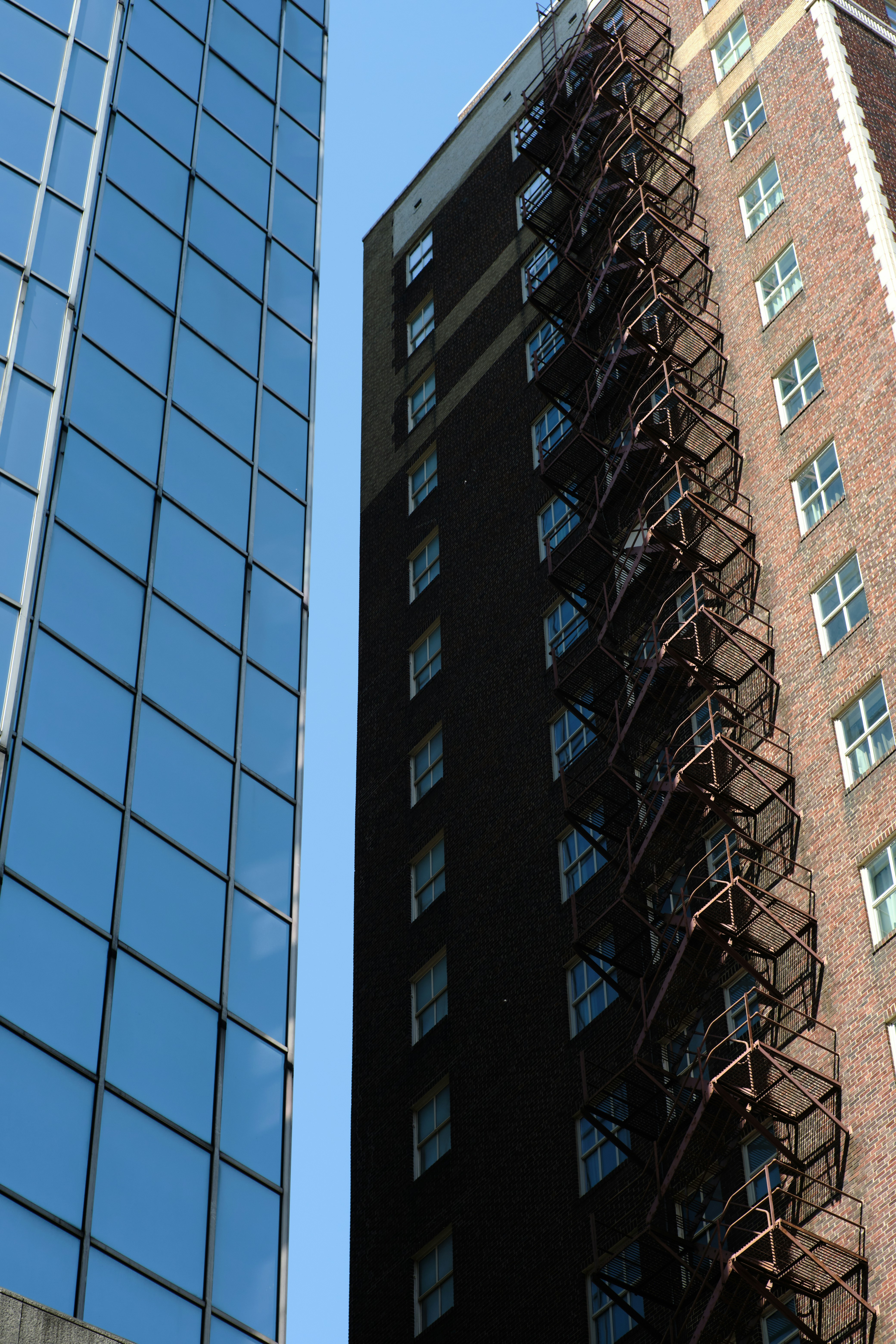 um edifício alto ao lado de um edifício muito alto