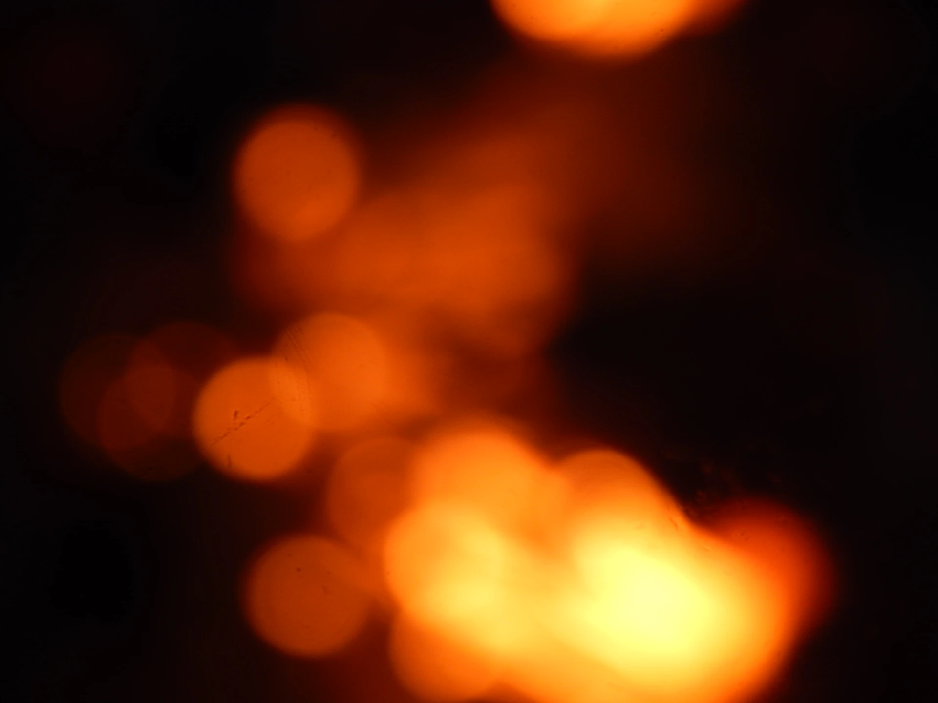 a blurry photo of a street light