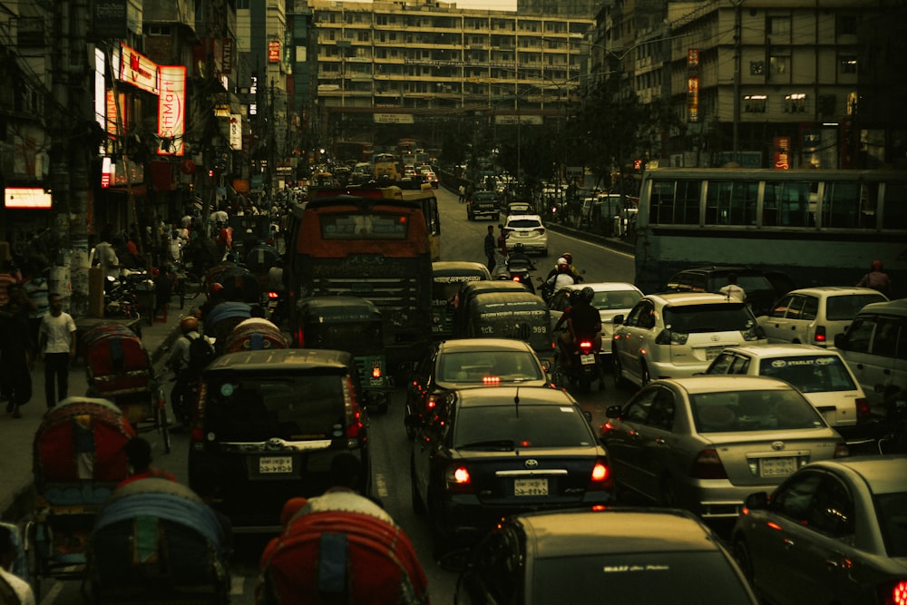 Une rue animée de la ville remplie de beaucoup de circulation