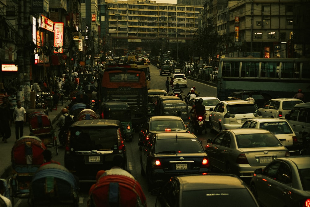 a busy city street filled with lots of traffic