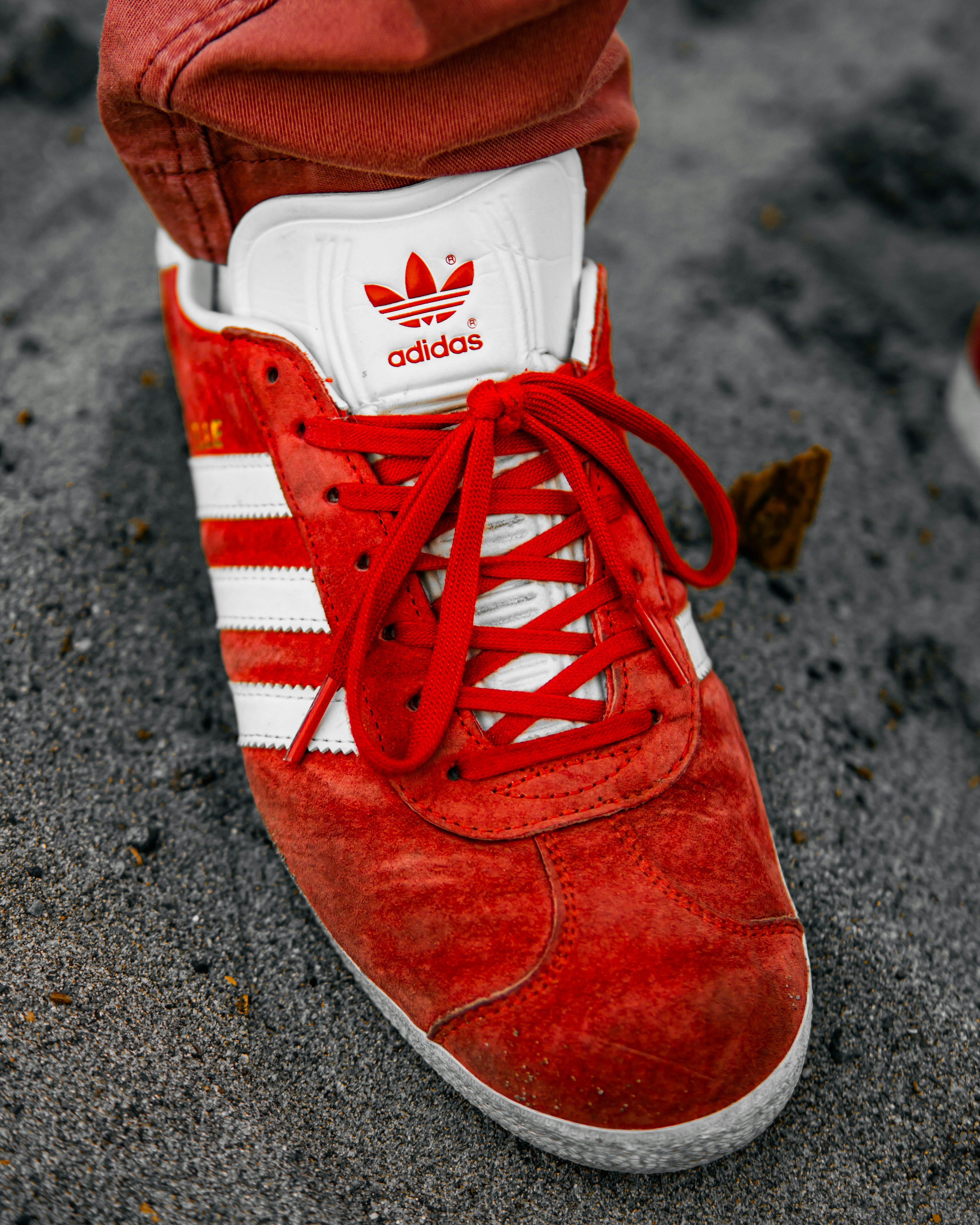 Close-up sepatu kets adidas merah seseorang