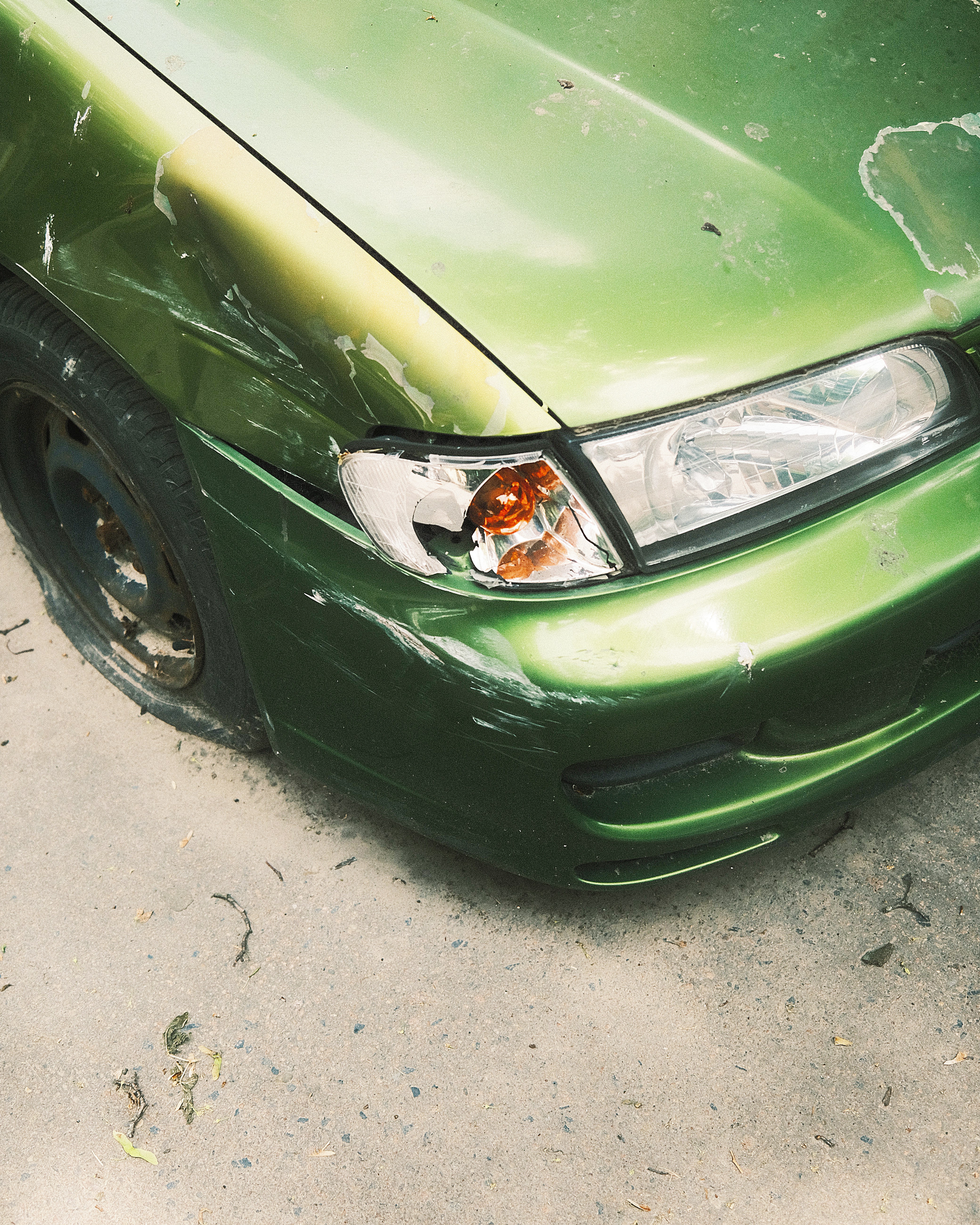 Insurance adjuster inspecting a damaged SUV during salvage title vs rebuilt title evaluation