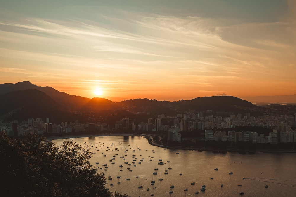 El sol se está poniendo sobre una gran masa de agua