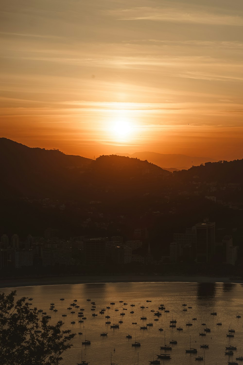 um grande corpo de água com barcos flutuando sobre ele