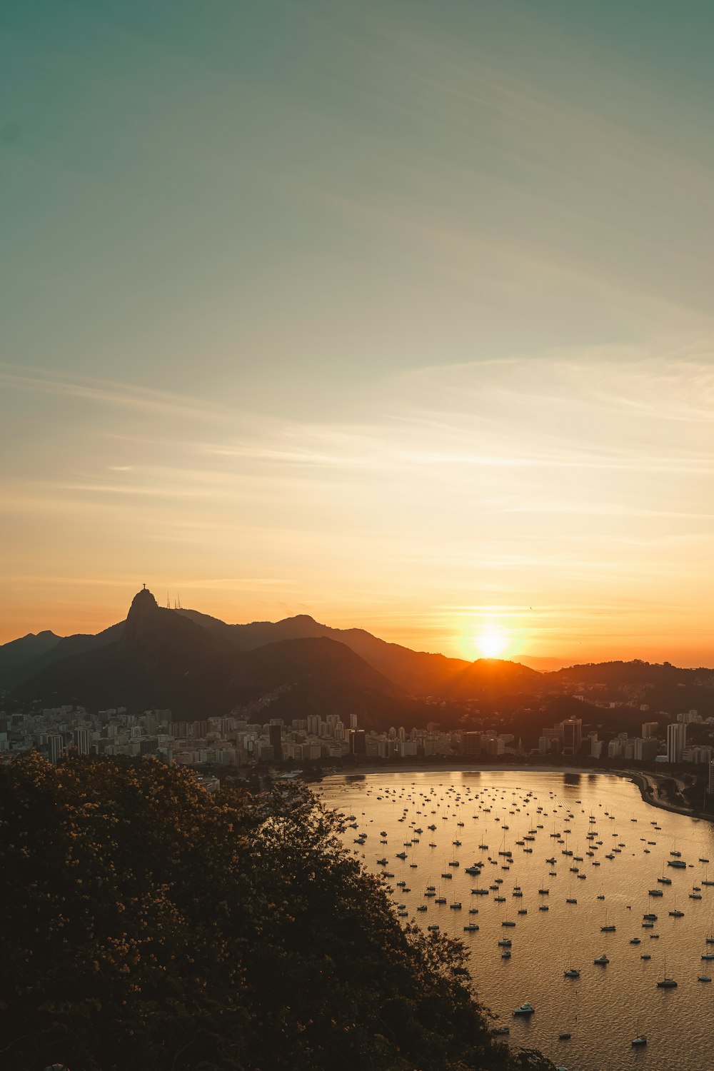 un grand plan d’eau entouré de montagnes