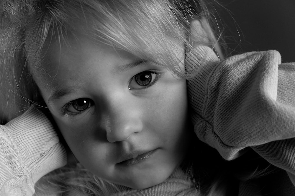 Una foto en blanco y negro de una niña pequeña