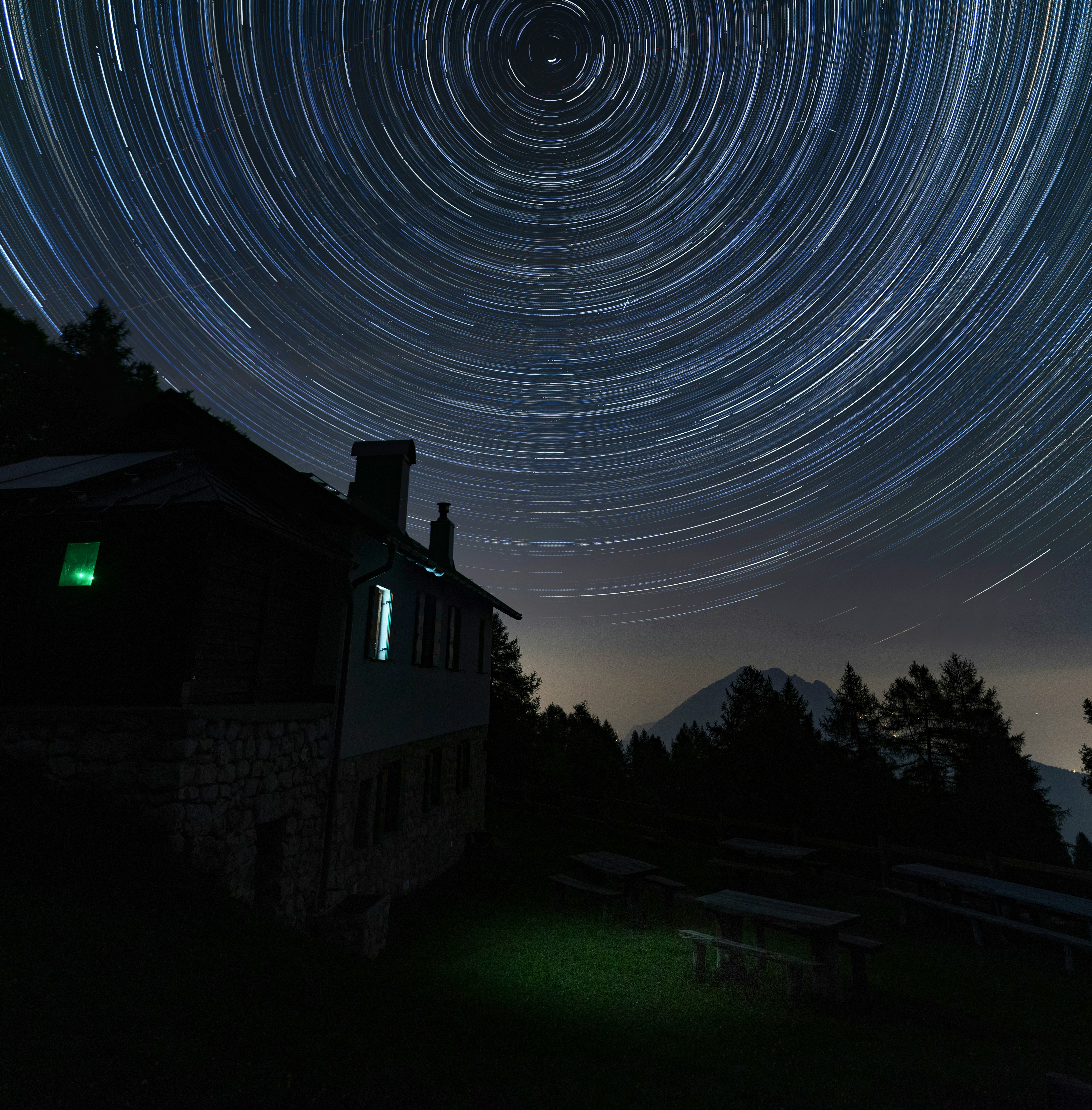 夜空に星の軌跡が見える