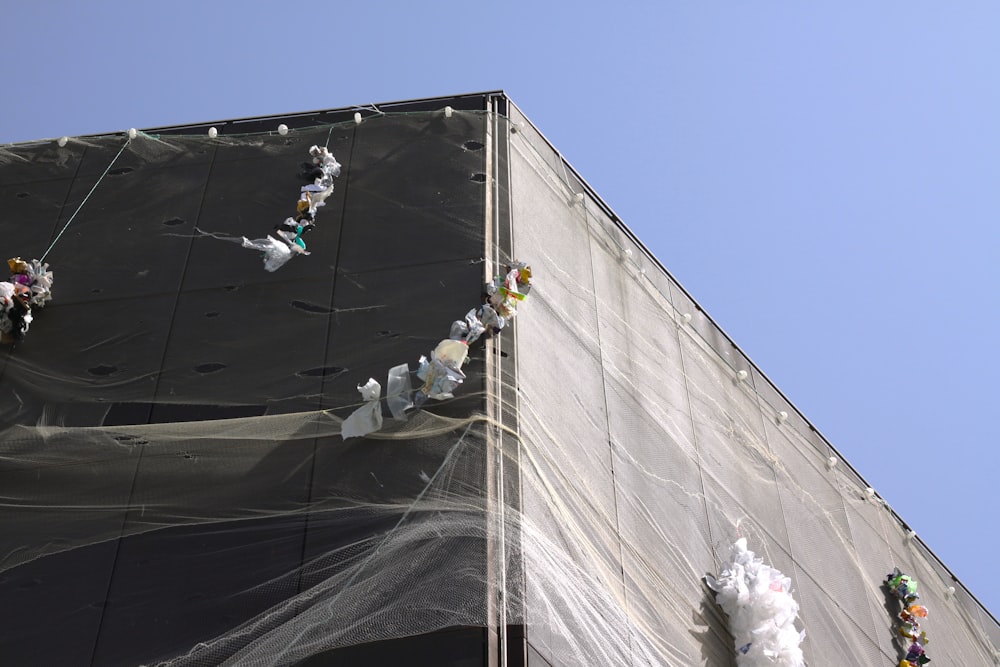 un grand bâtiment avec un filet couvrant le dessus de celui-ci