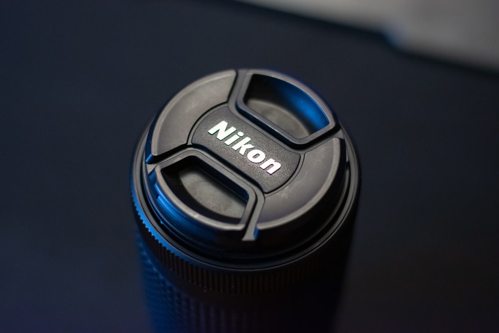Ein Nikon-Kameraobjektivdeckel auf einem Tisch