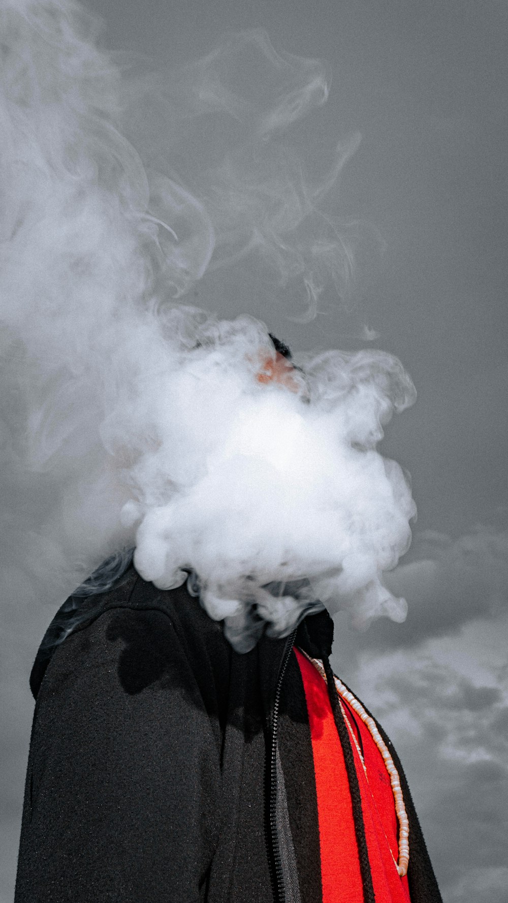 una persona con una nube de humo saliendo de su boca