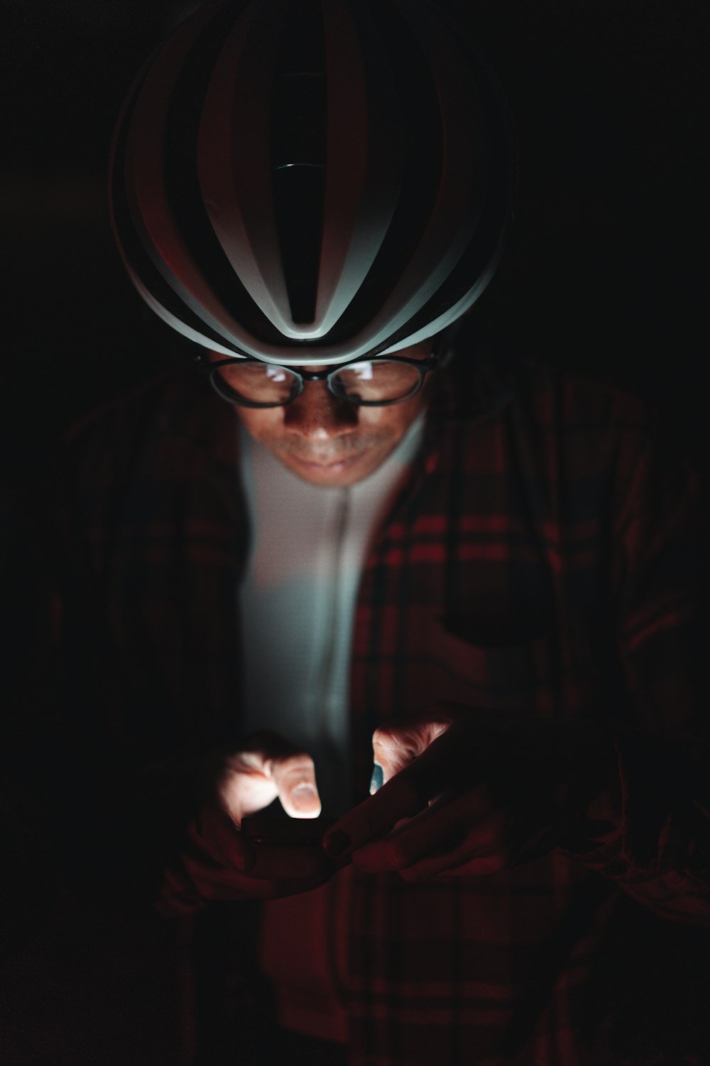 Un hombre con un casco usando un teléfono celular