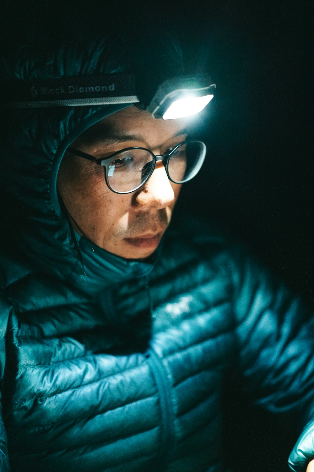 Un homme portant une veste bleue et une lumière sur la tête