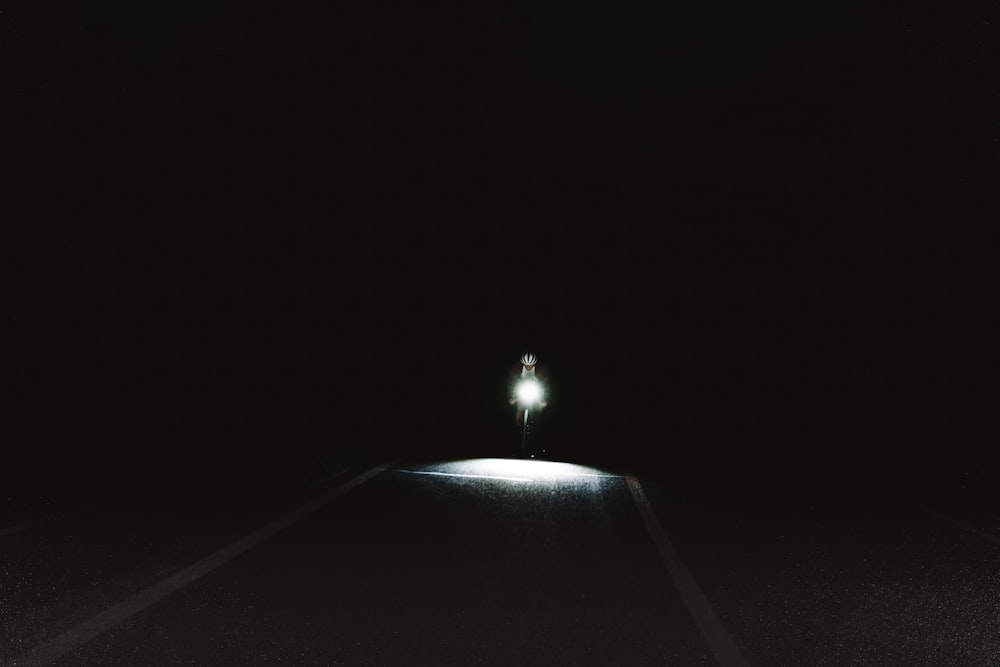어두운 길 한가운데에 서 있는 사람