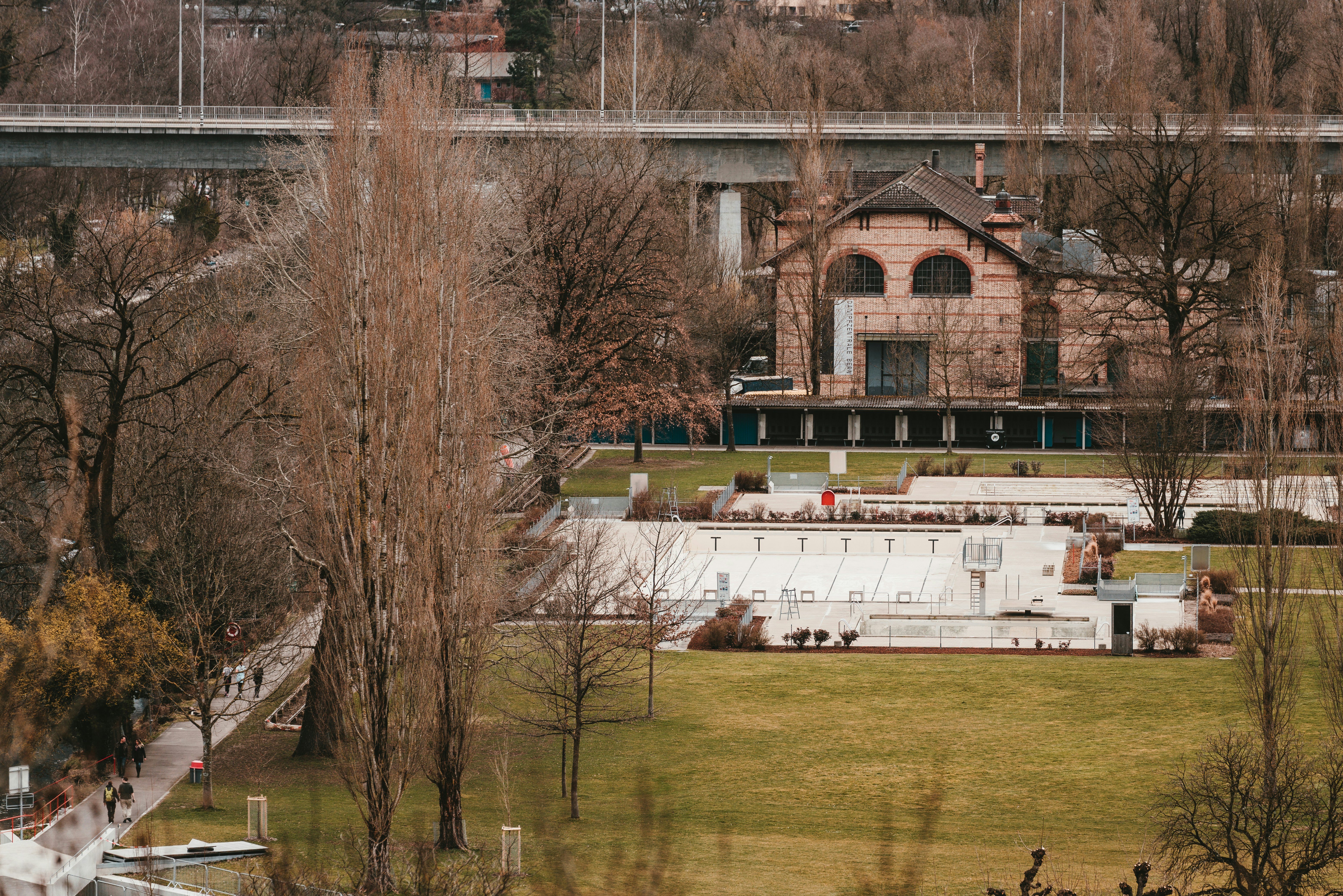 Una vista aérea de un edificio y un parque