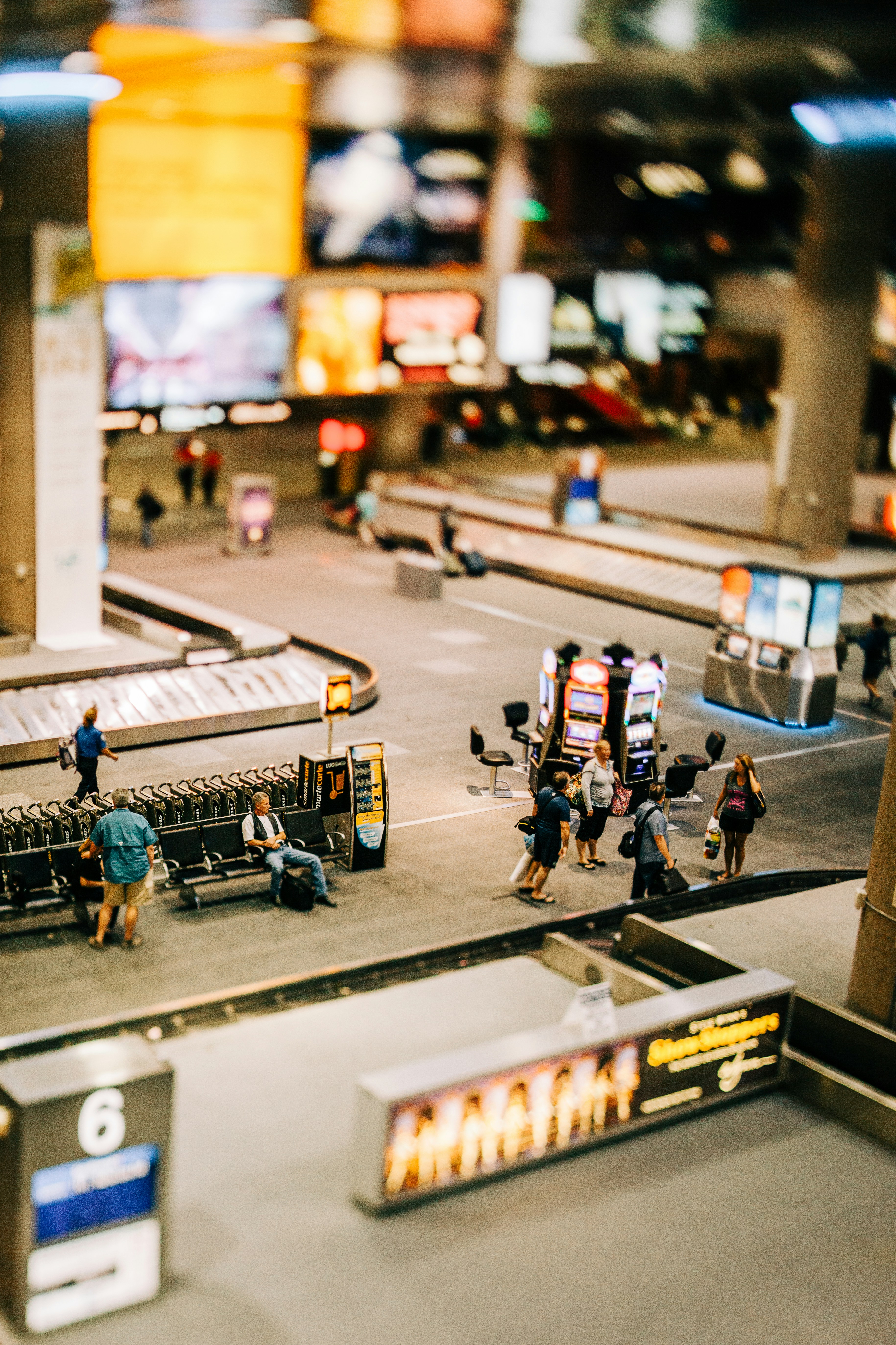 Un gruppo di persone che camminano intorno a una stazione ferroviaria