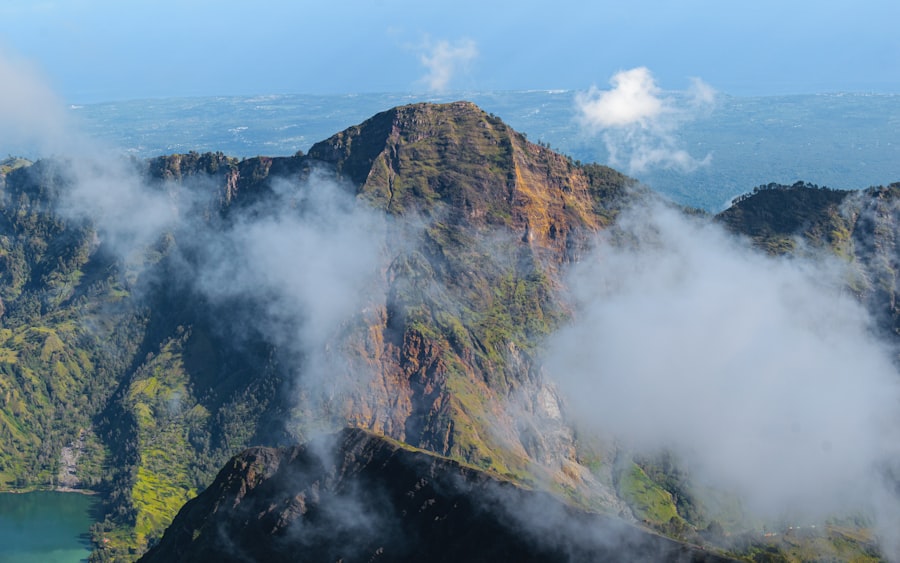 Pemandangan pegunungan Indonesia dari ketinggian