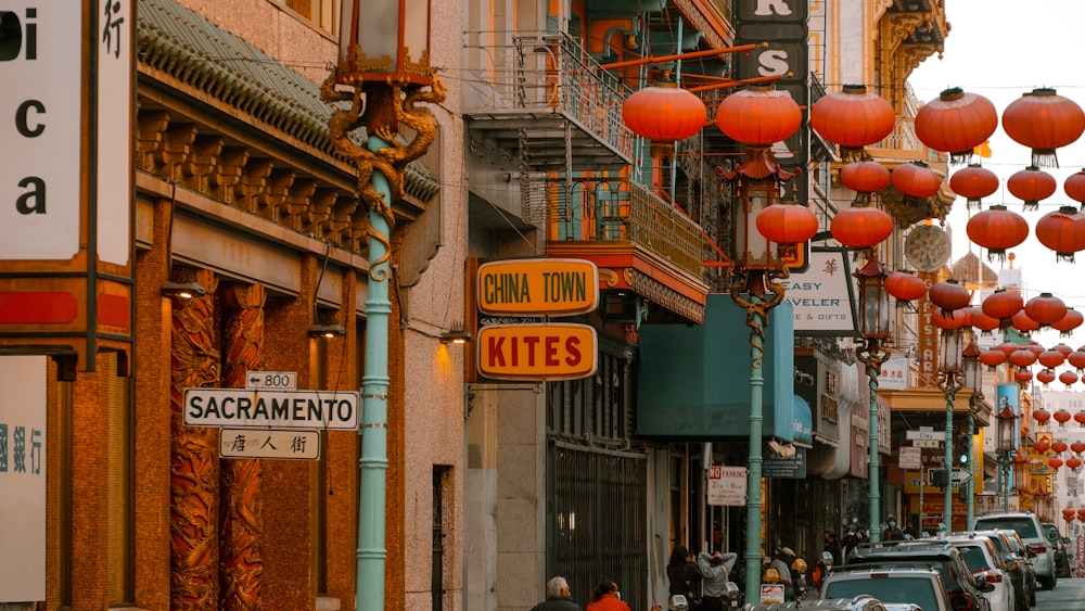 Une rue remplie de nombreuses lanternes rouges suspendues sur le côté des bâtiments