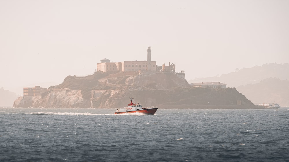 Un bateau dans l’eau près d’une grande île