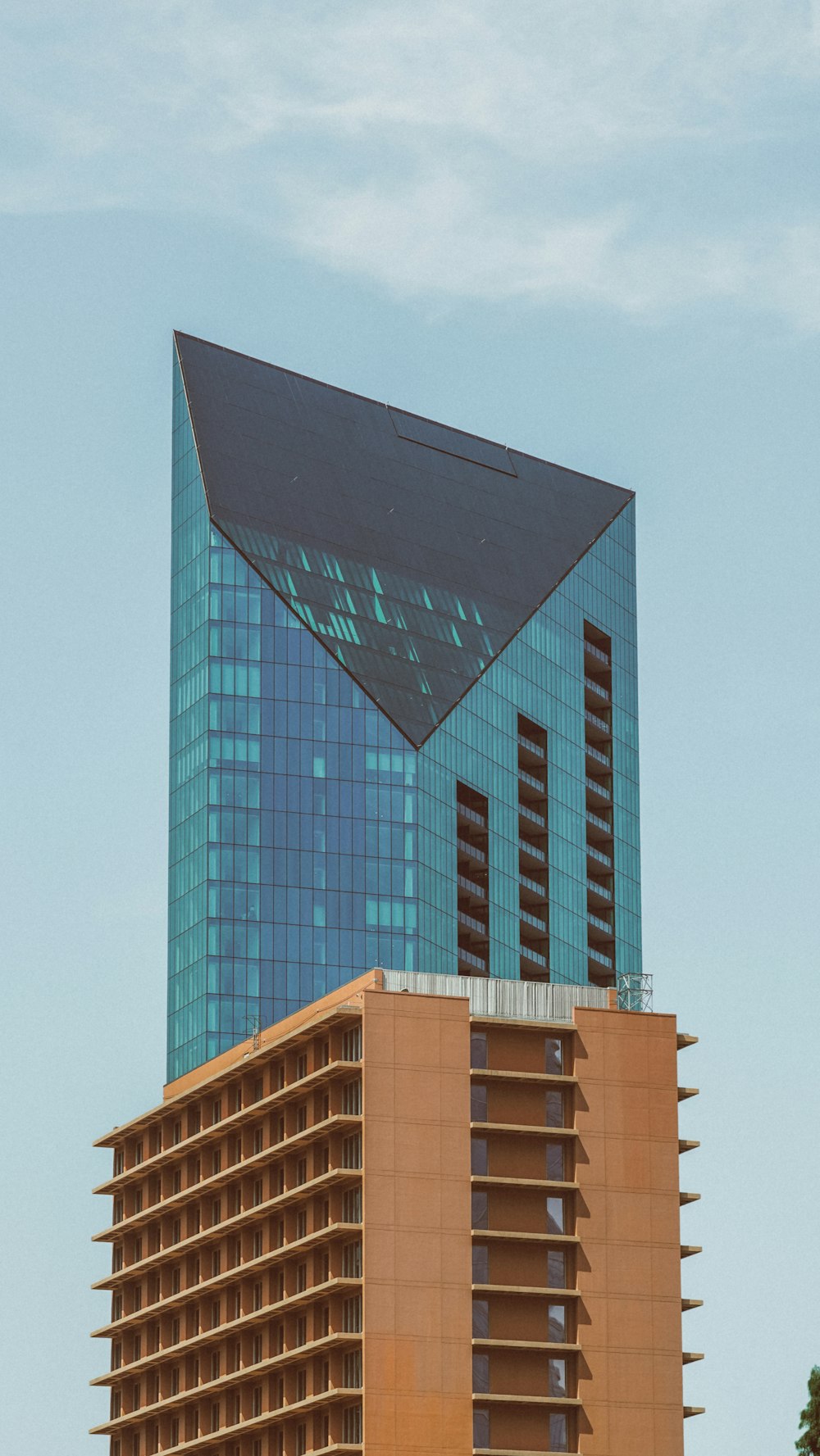 un grand bâtiment avec un toit de forme triangulaire