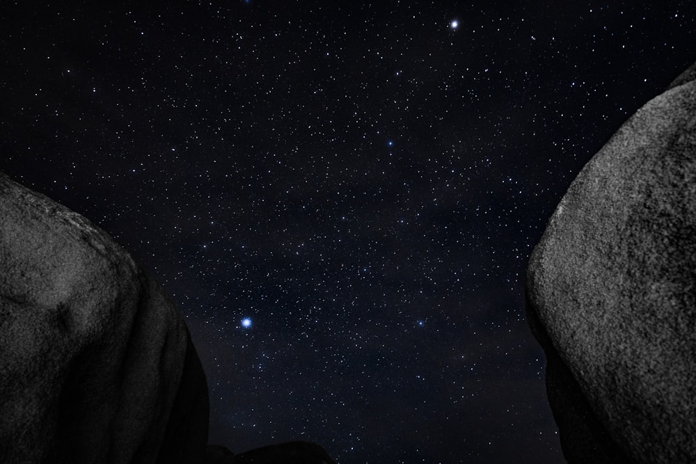 Le ciel nocturne est rempli d’étoiles et d’étoiles