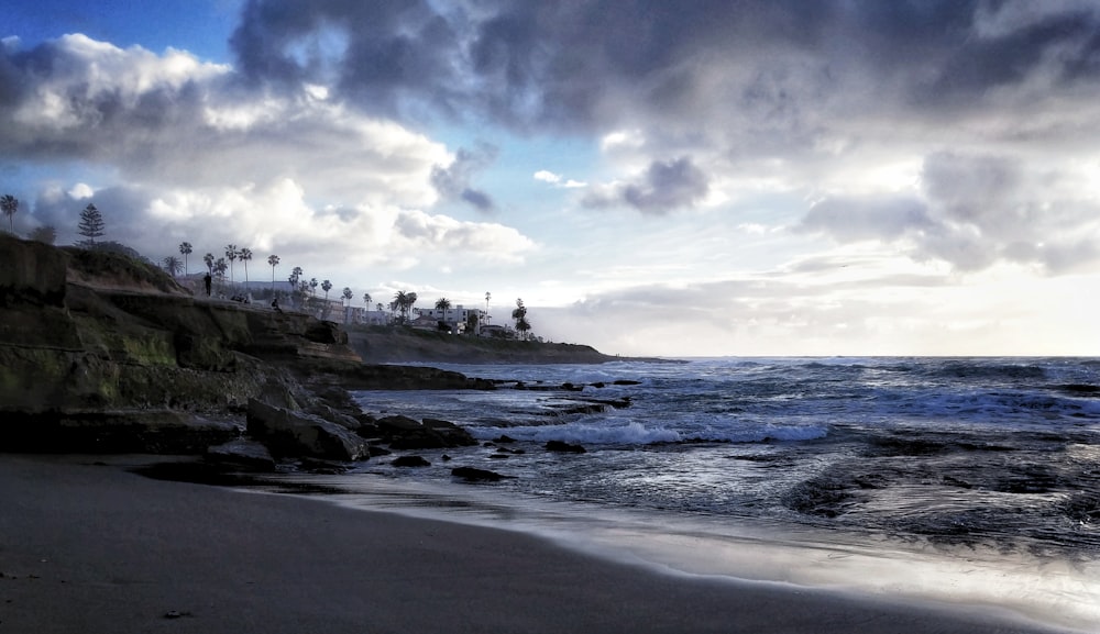 une vue d’une plage avec des vagues arrivant sur le rivage