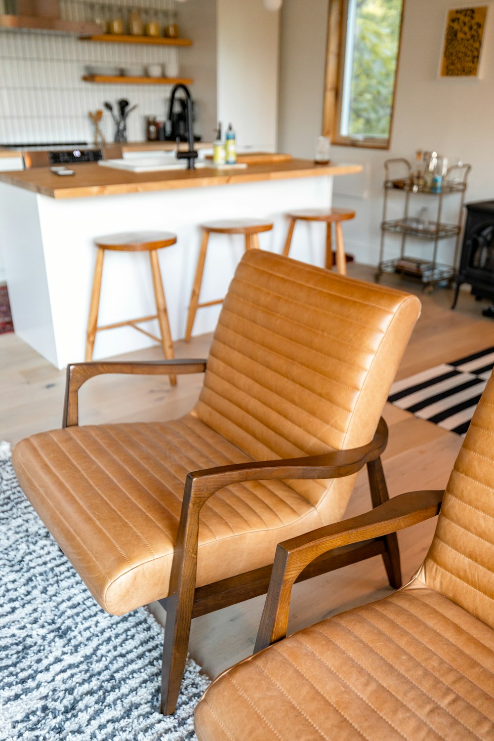 Un par de sillas marrones sentadas en una sala de estar
