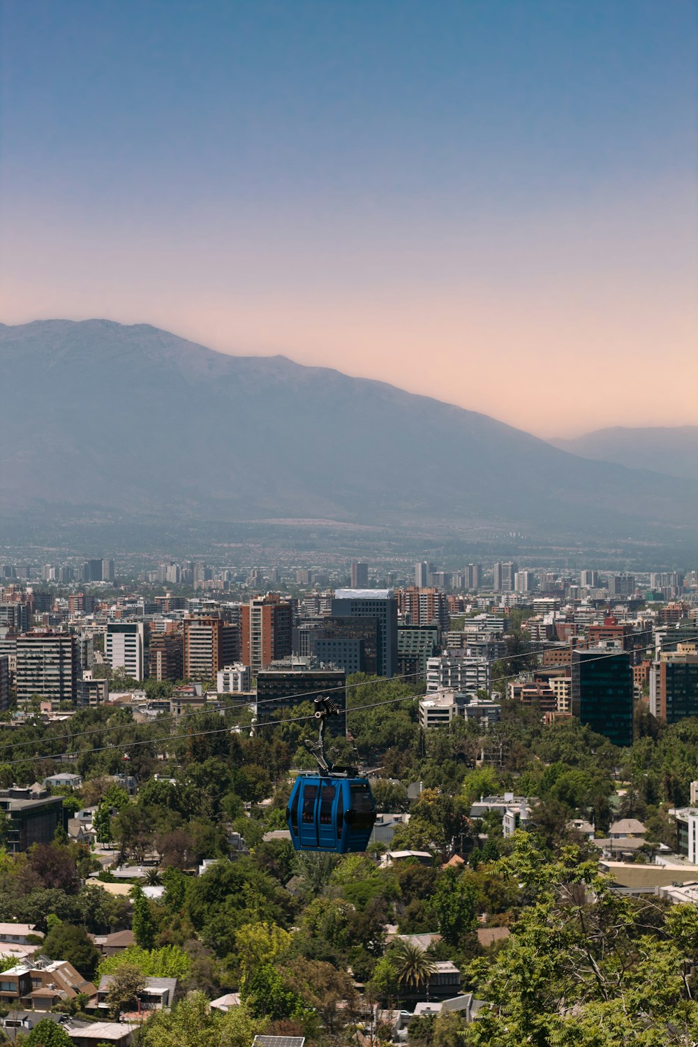 uma vista de uma cidade com uma montanha ao fundo