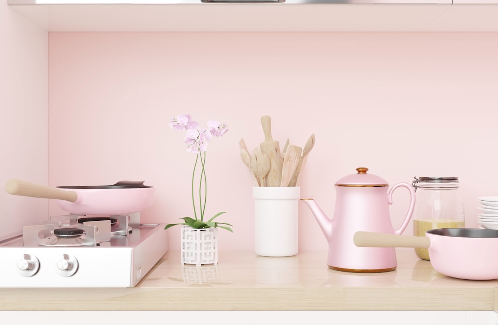 eine Küche mit rosa Wänden und einem Herd