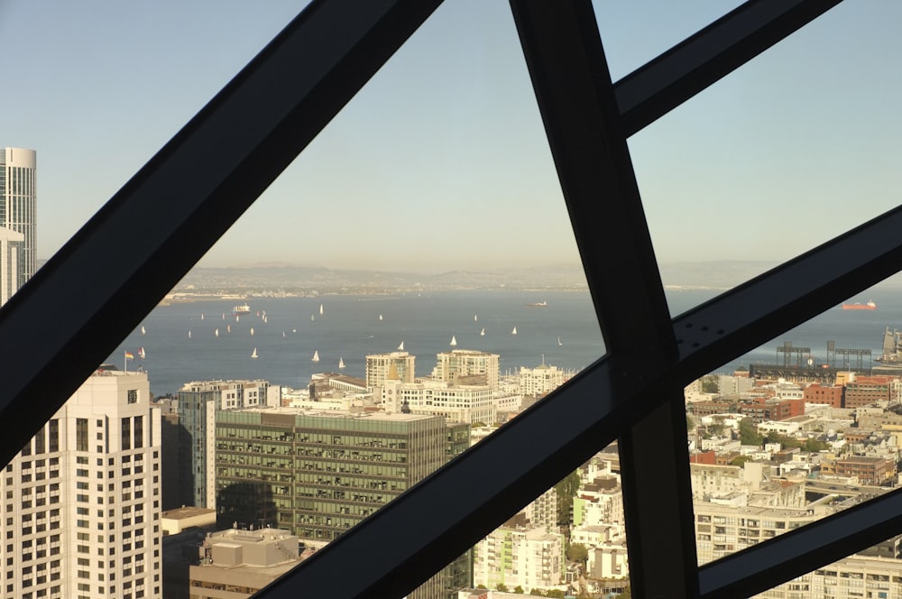 Una vista de una ciudad desde un edificio alto