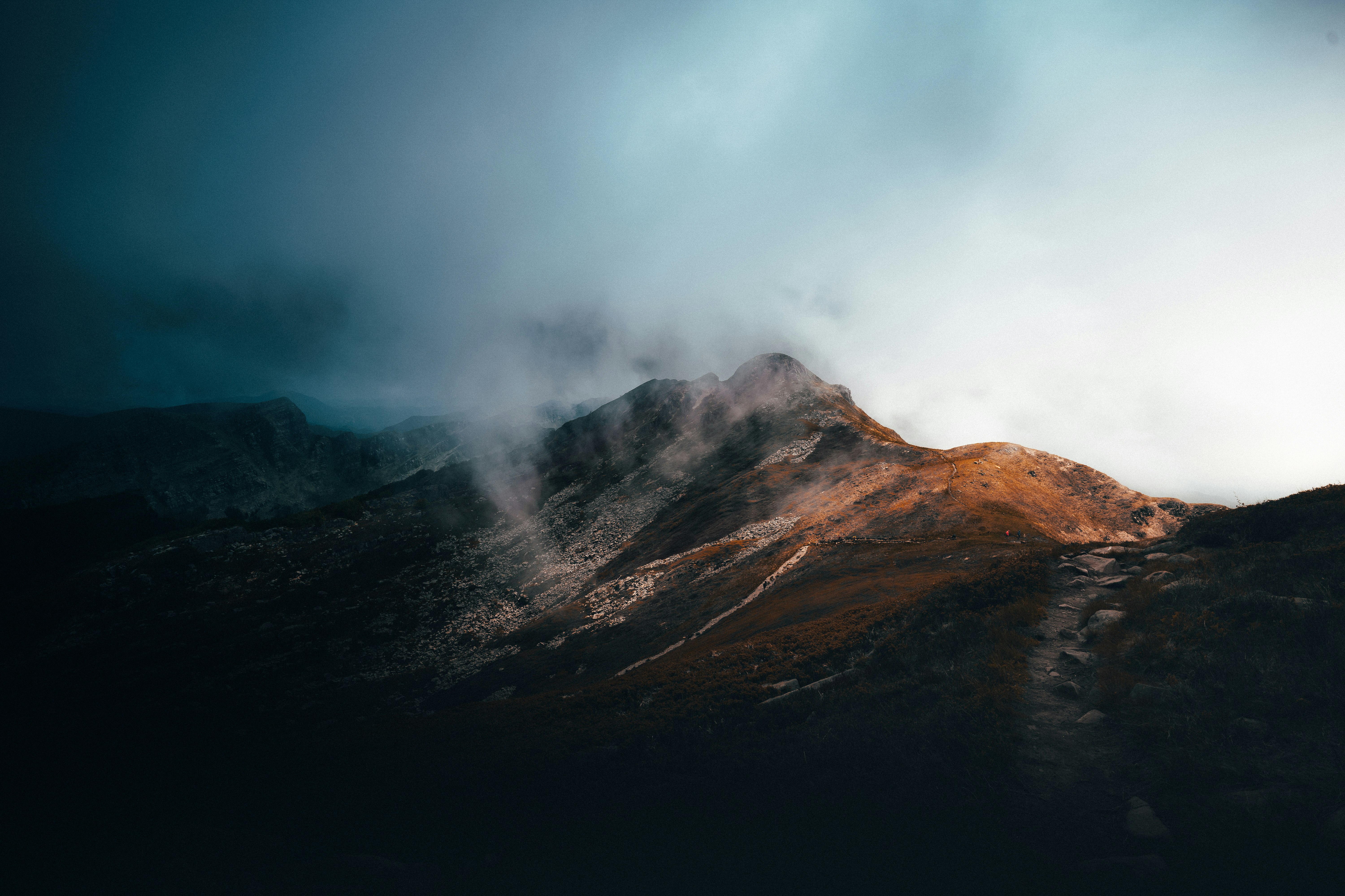 Memories from a solo trip where I drove around the Dolomites with no worries and autumn colours in full swing. Who of you enjoy traveling alone? It was awesome to be in the mountains with just my camera and thoughts