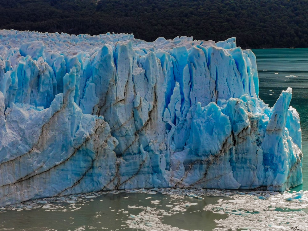 수역 한가운데있는 큰 빙산