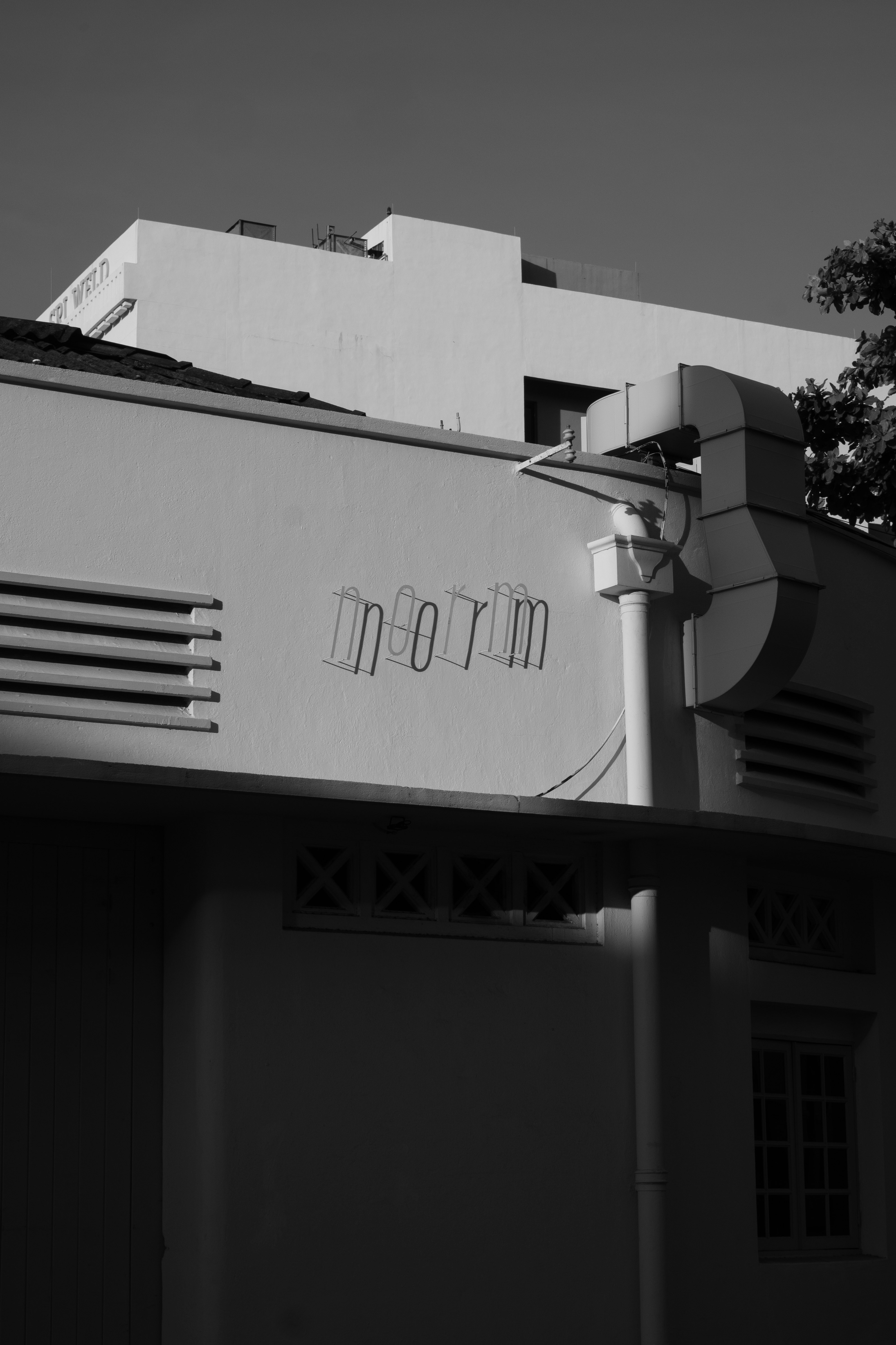 una foto in bianco e nero di un edificio
