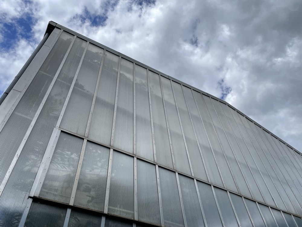 um edifício alto com muitas janelas sob um céu nublado
