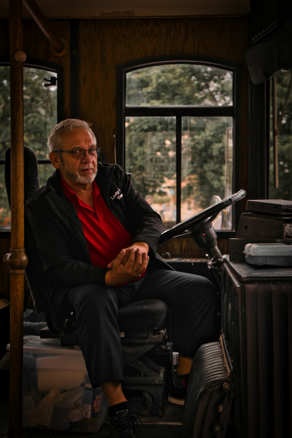 Un uomo seduto su una sedia accanto a una finestra