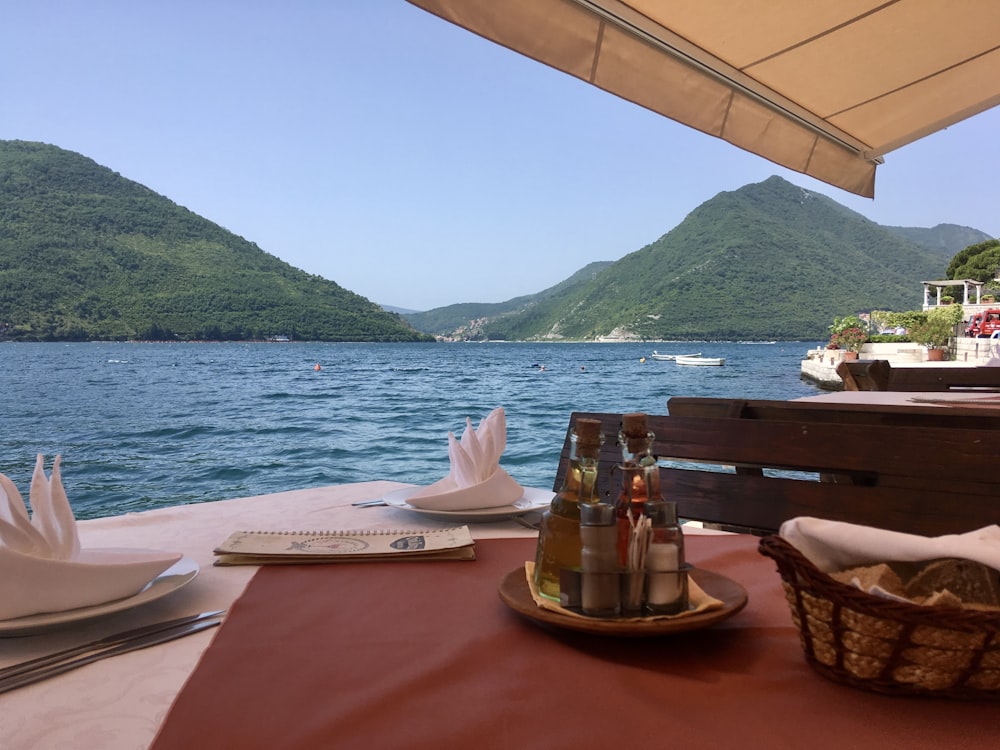 une table avec une bouteille de vin et un panier dessus