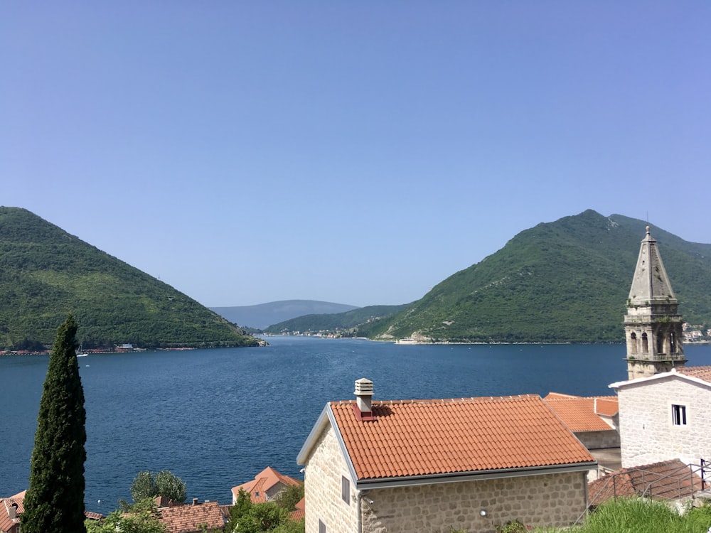 山を背景にした水域の眺め