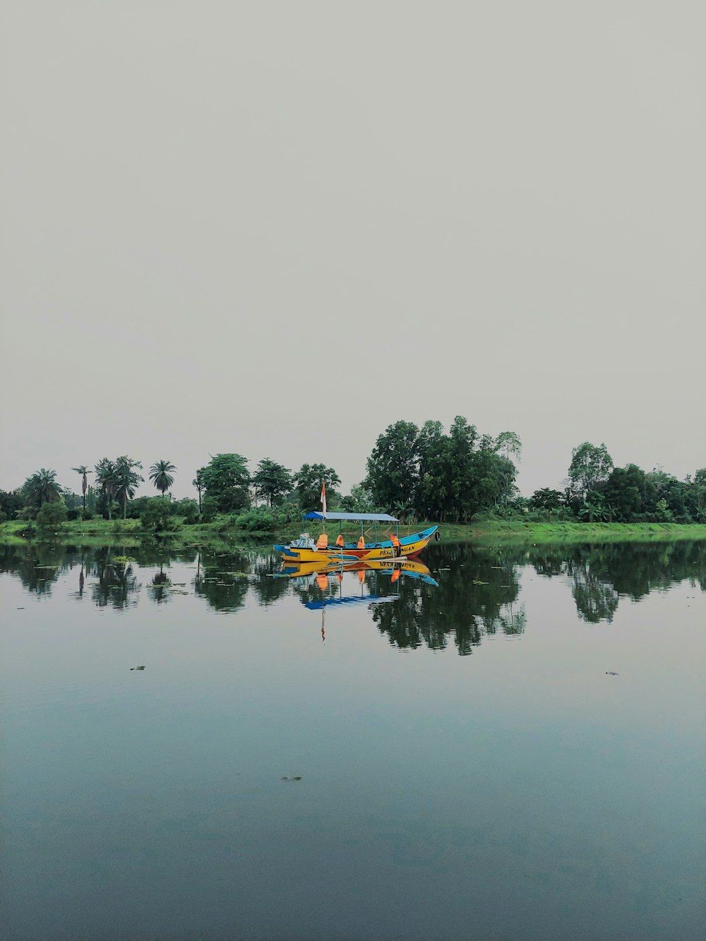 a couple of boats floating on top of a lake