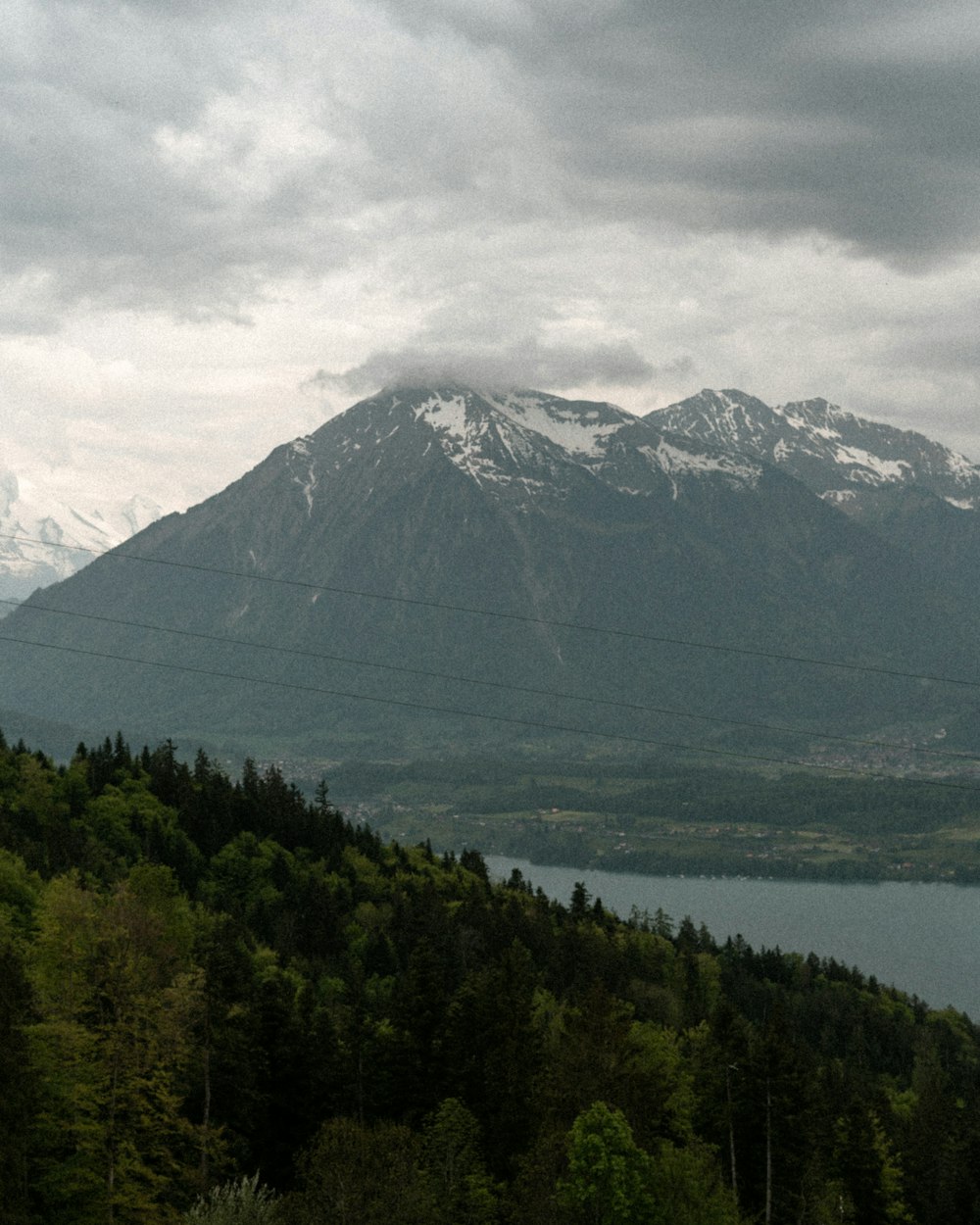 전경에 호수가있는 산맥의 전망