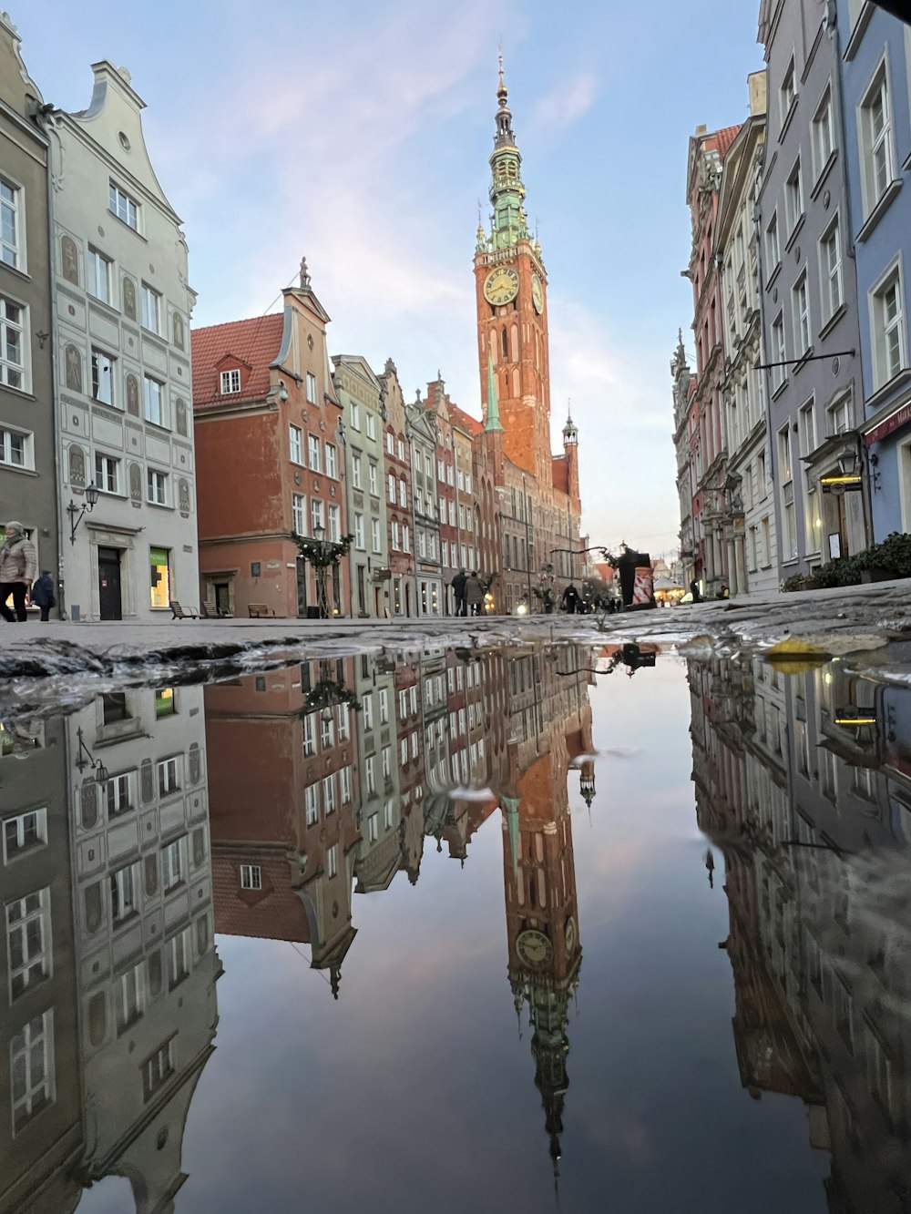 Ein großer Glockenturm, der über einer Stadt thront