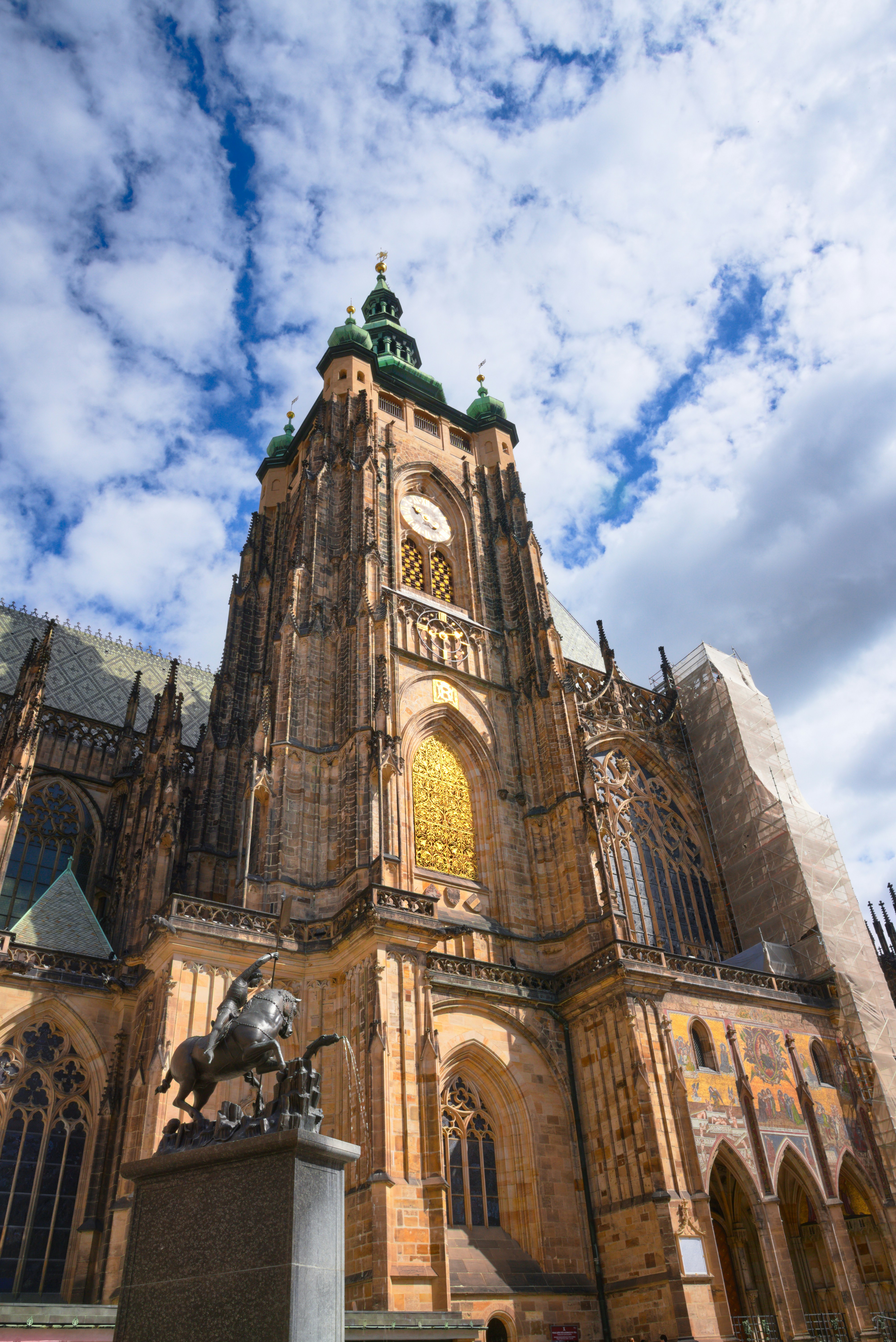 ein hohes Gebäude mit einer Uhr an der Vorderseite