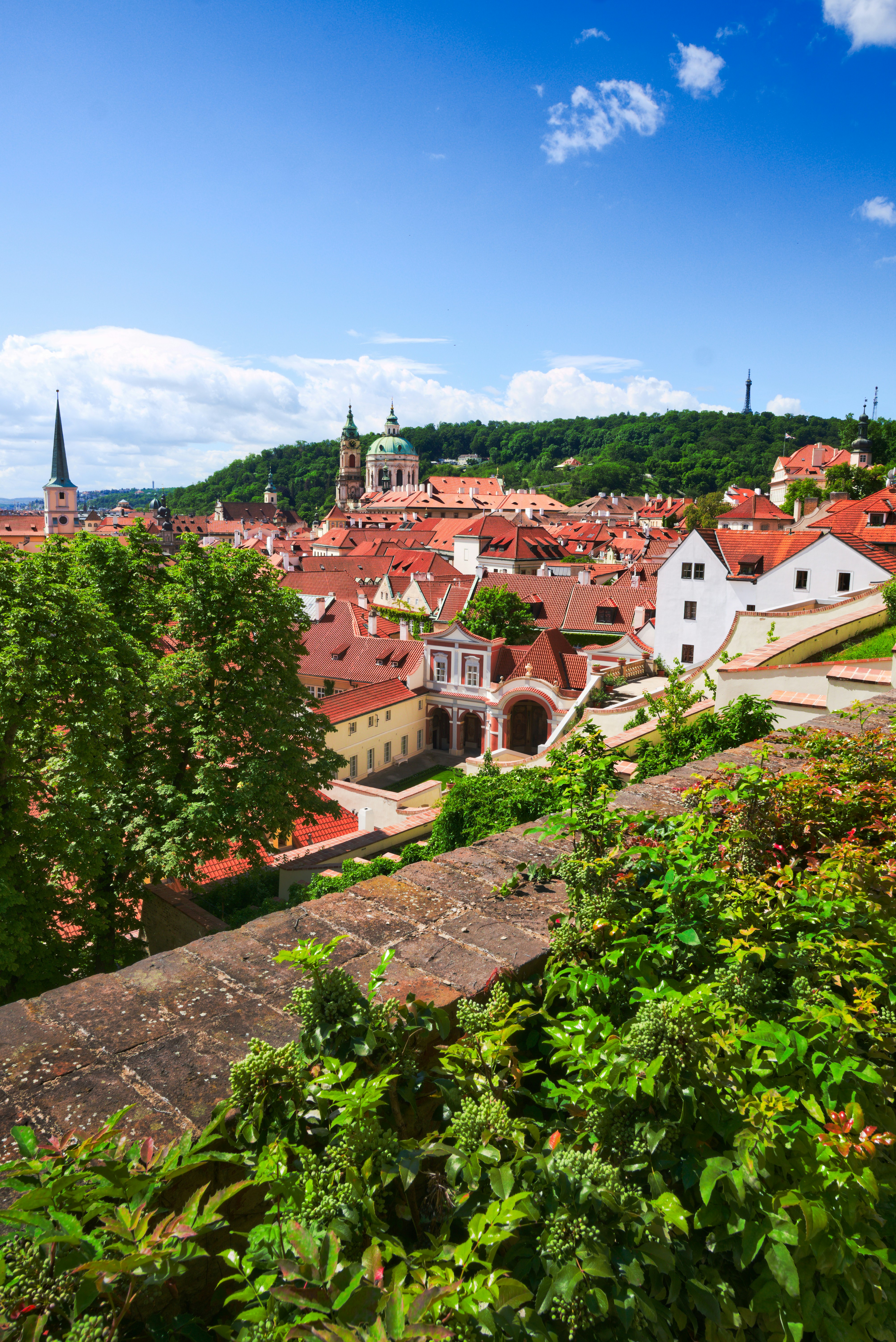 Blick auf eine Stadt von der Spitze eines Hügels