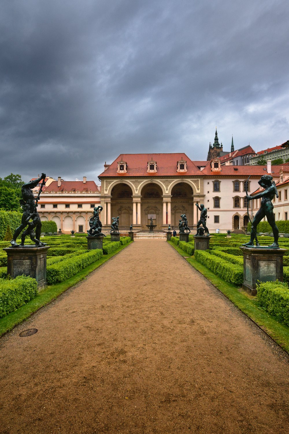 Un gran edificio con estatuas frente a él