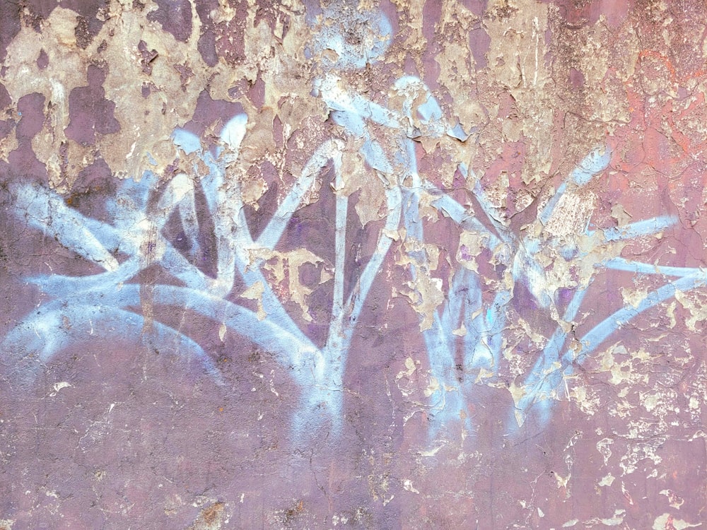 ein Gemälde einer Blume an der Seite einer Wand