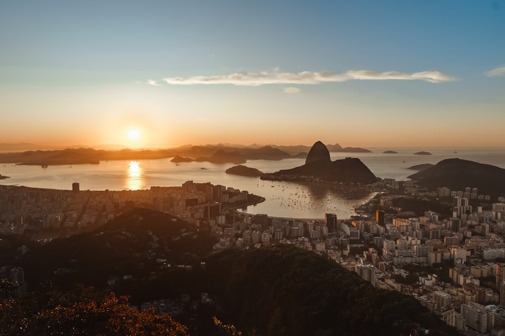 El sol se está poniendo sobre una gran ciudad