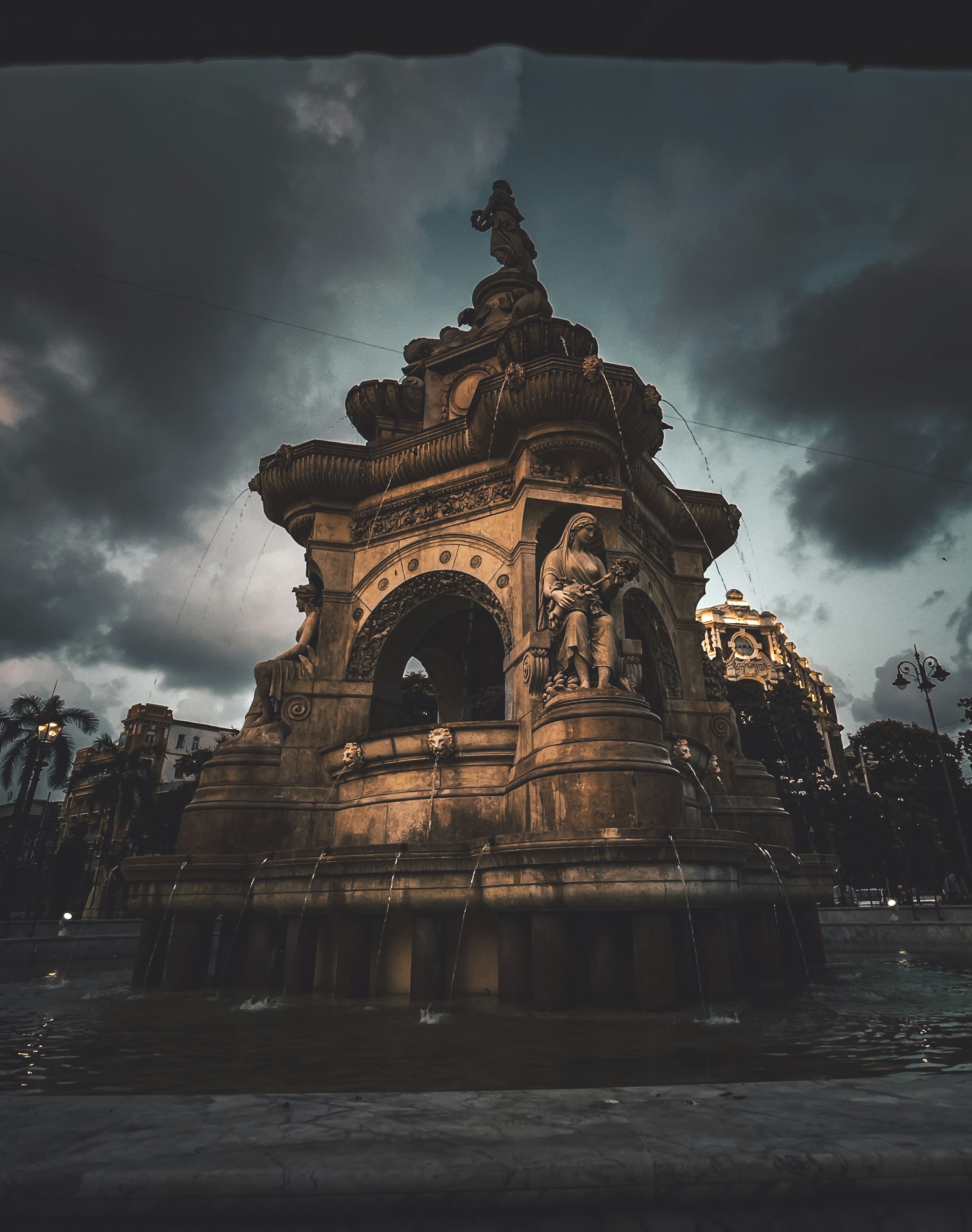 una fontana con una statua sopra di essa