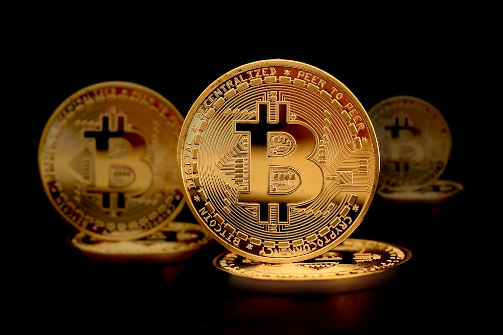 Un grupo de bitcoins de oro sentados uno encima del otro