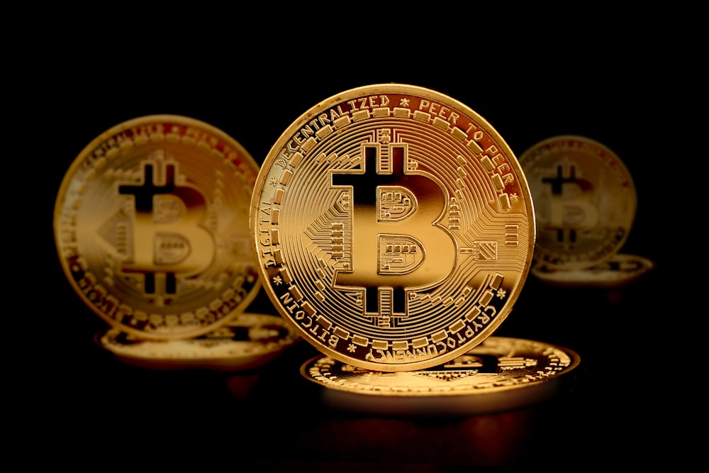 Un gruppo di bitcoin d'oro seduti uno sopra l'altro